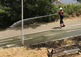 Los bomberos tratan de apagar el incendio.