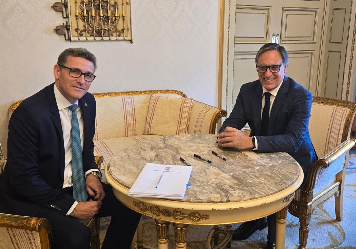 Victor Manuel Martín López, director general de la entidad financierta y Carlos García Carbayo, alcalde de Salamanca.