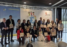 La foto con los consejeros y los centros que han sido reconocidos con el sello ambiental.