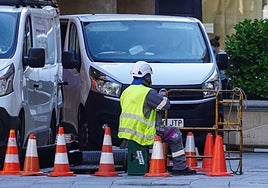 Un trabajador en plena labor en una calle de Salamanca.