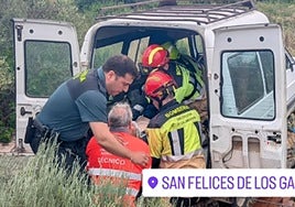 Intervención de los bomberos y la Guardia Civil en el lugar de los hechos.