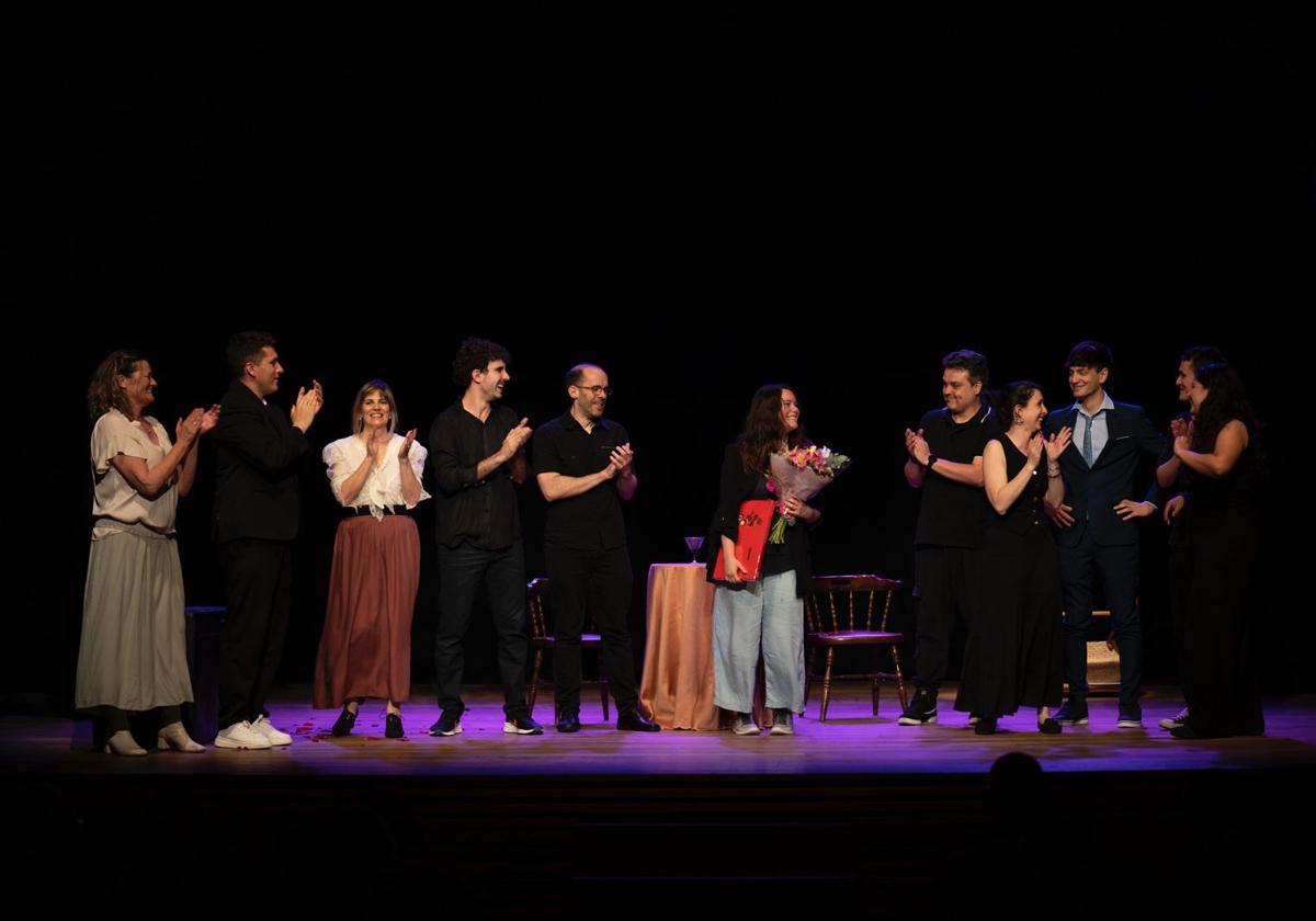 El Taller de Teatro Lunático, al fina de la representación de la 'Comedia de muerte y bodas'.