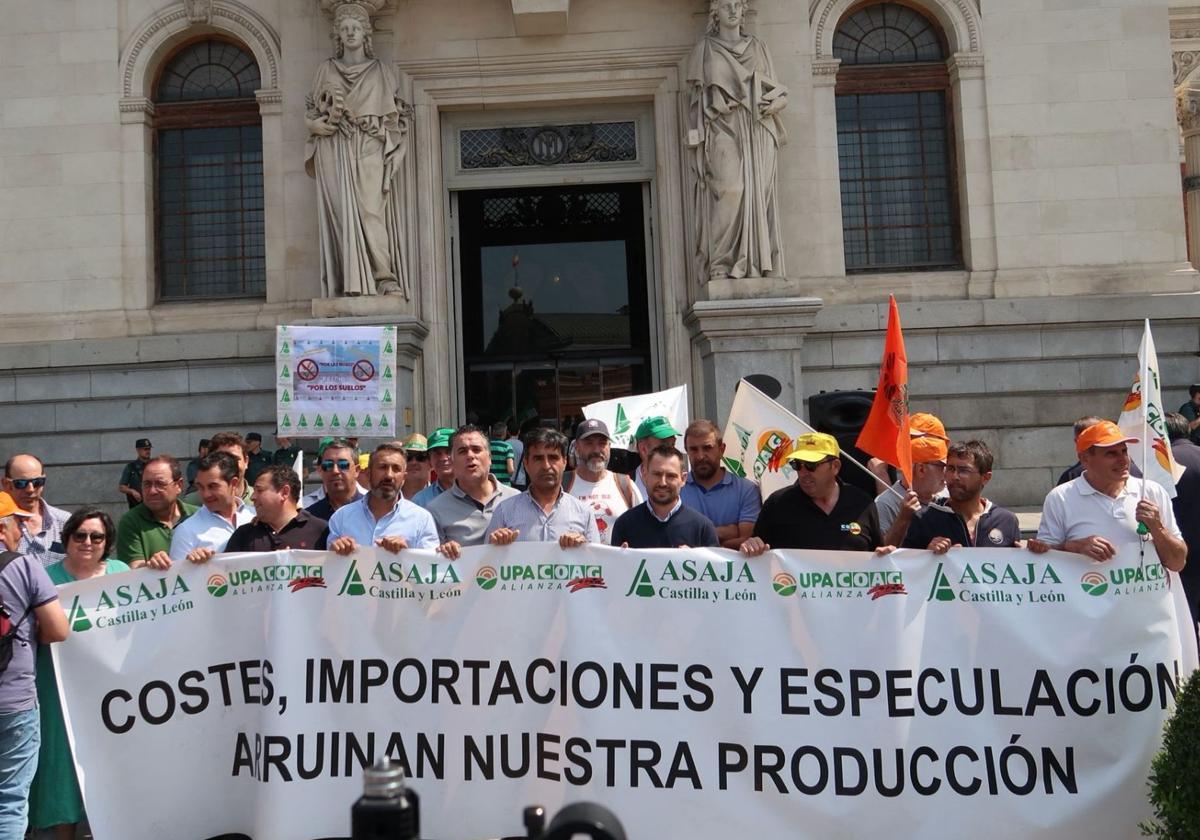 ASAJA Castilla y León en la puerta del Ministerio de Agricultura