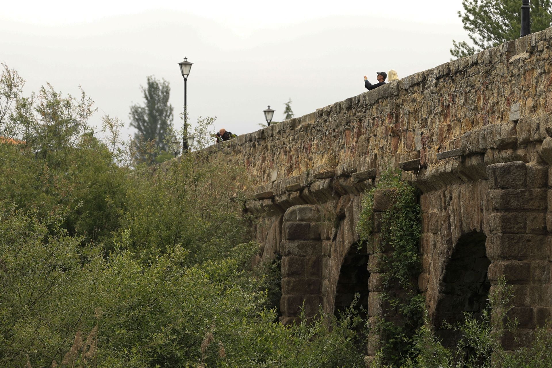 Los daños del Puente Romano de Salamanca que sobrevive a 2.000 años sobre el Tormes