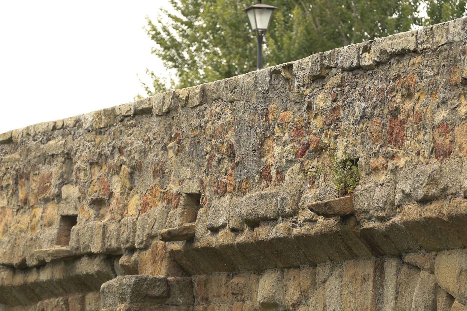 Los daños del Puente Romano de Salamanca que sobrevive a 2.000 años sobre el Tormes