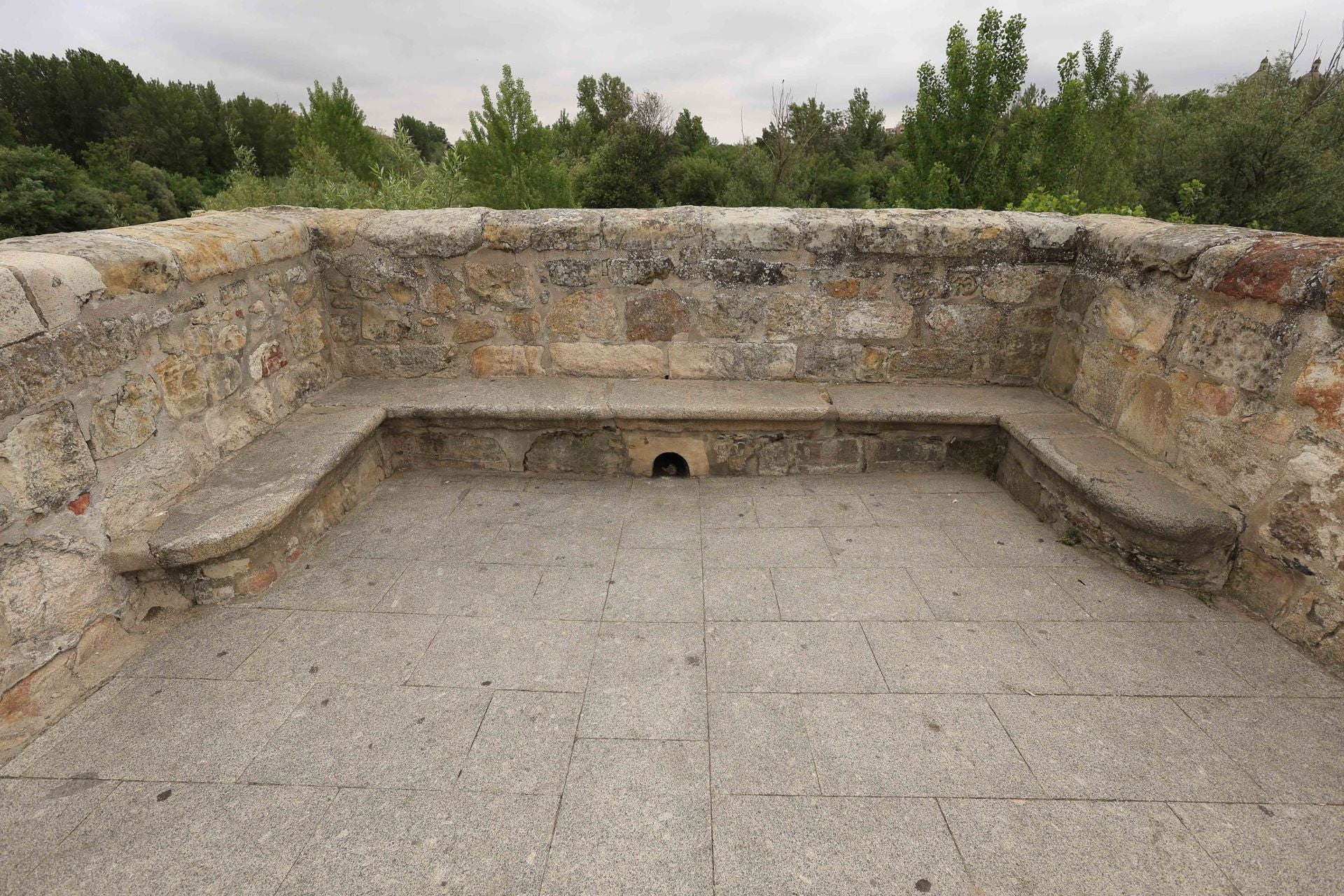 Los daños del Puente Romano de Salamanca que sobrevive a 2.000 años sobre el Tormes