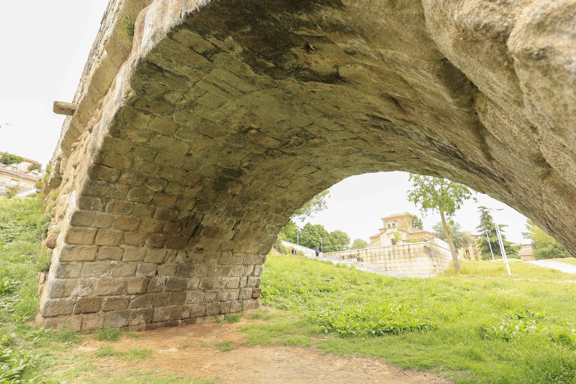 Los daños del Puente Romano de Salamanca que sobrevive a 2.000 años sobre el Tormes
