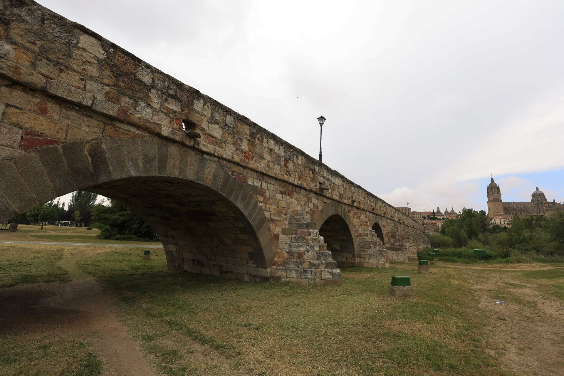 Los daños del Puente Romano de Salamanca que sobrevive a 2.000 años sobre el Tormes