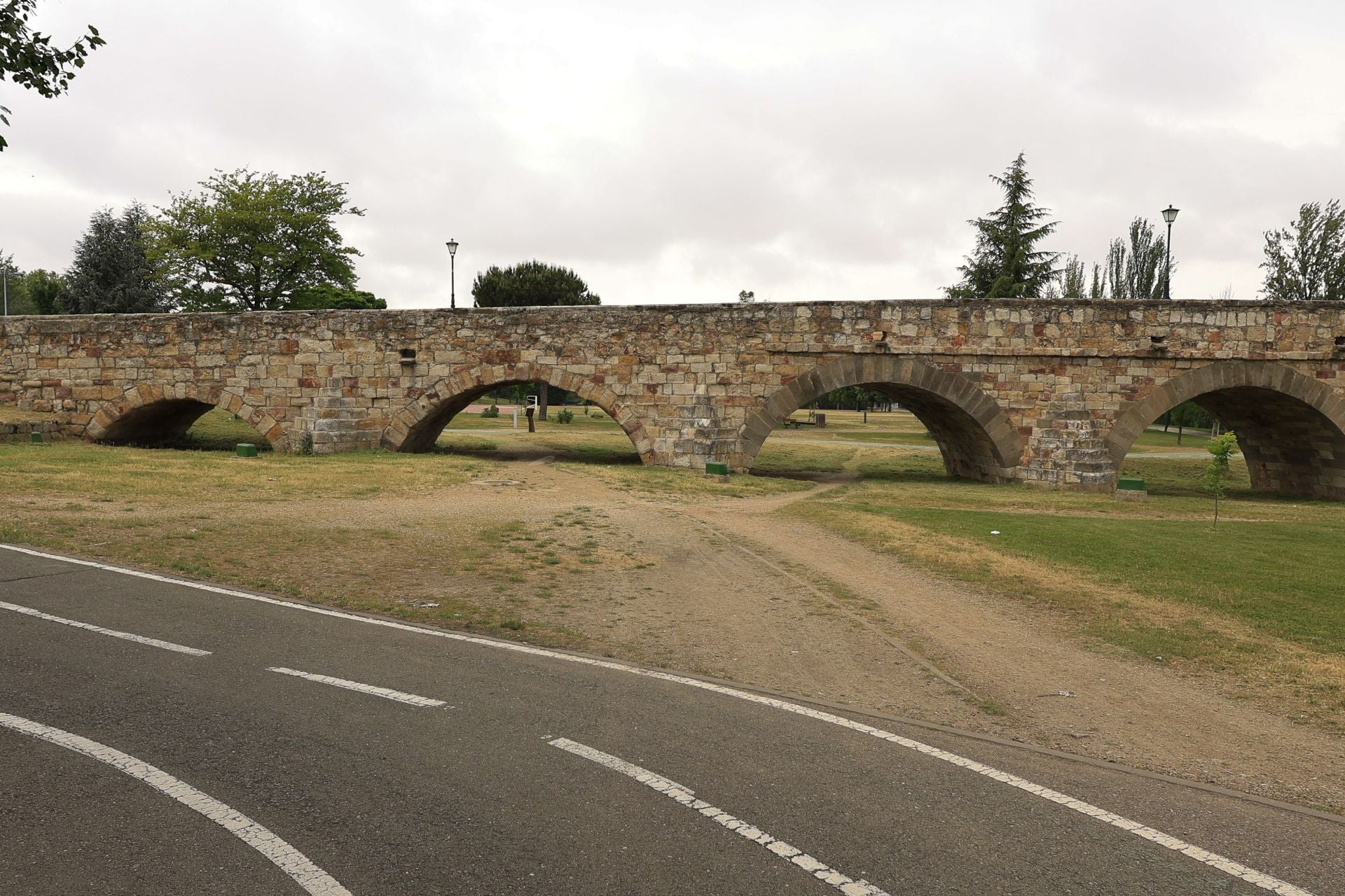 Los daños del Puente Romano de Salamanca que sobrevive a 2.000 años sobre el Tormes