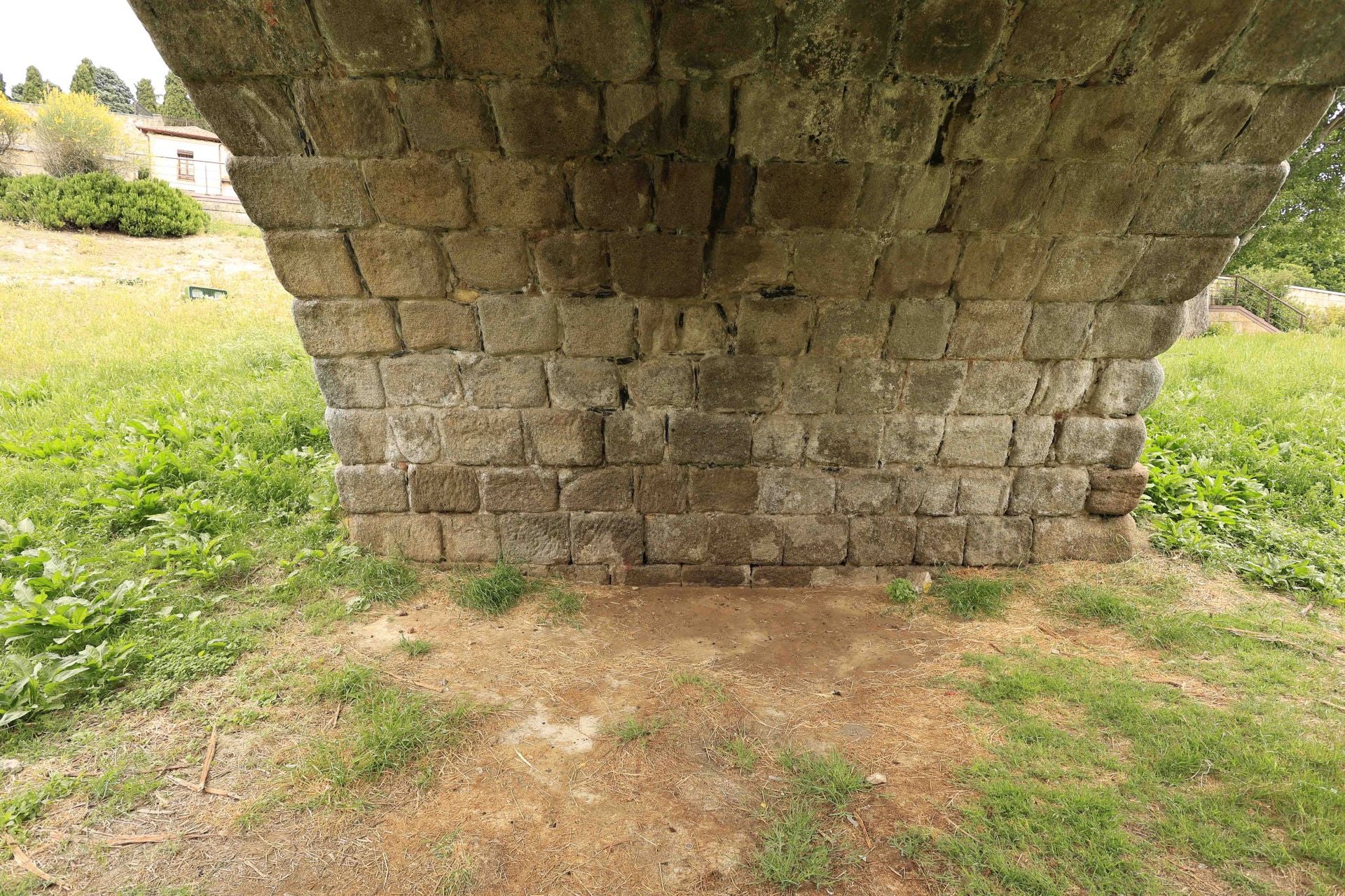 Los daños del Puente Romano de Salamanca que sobrevive a 2.000 años sobre el Tormes