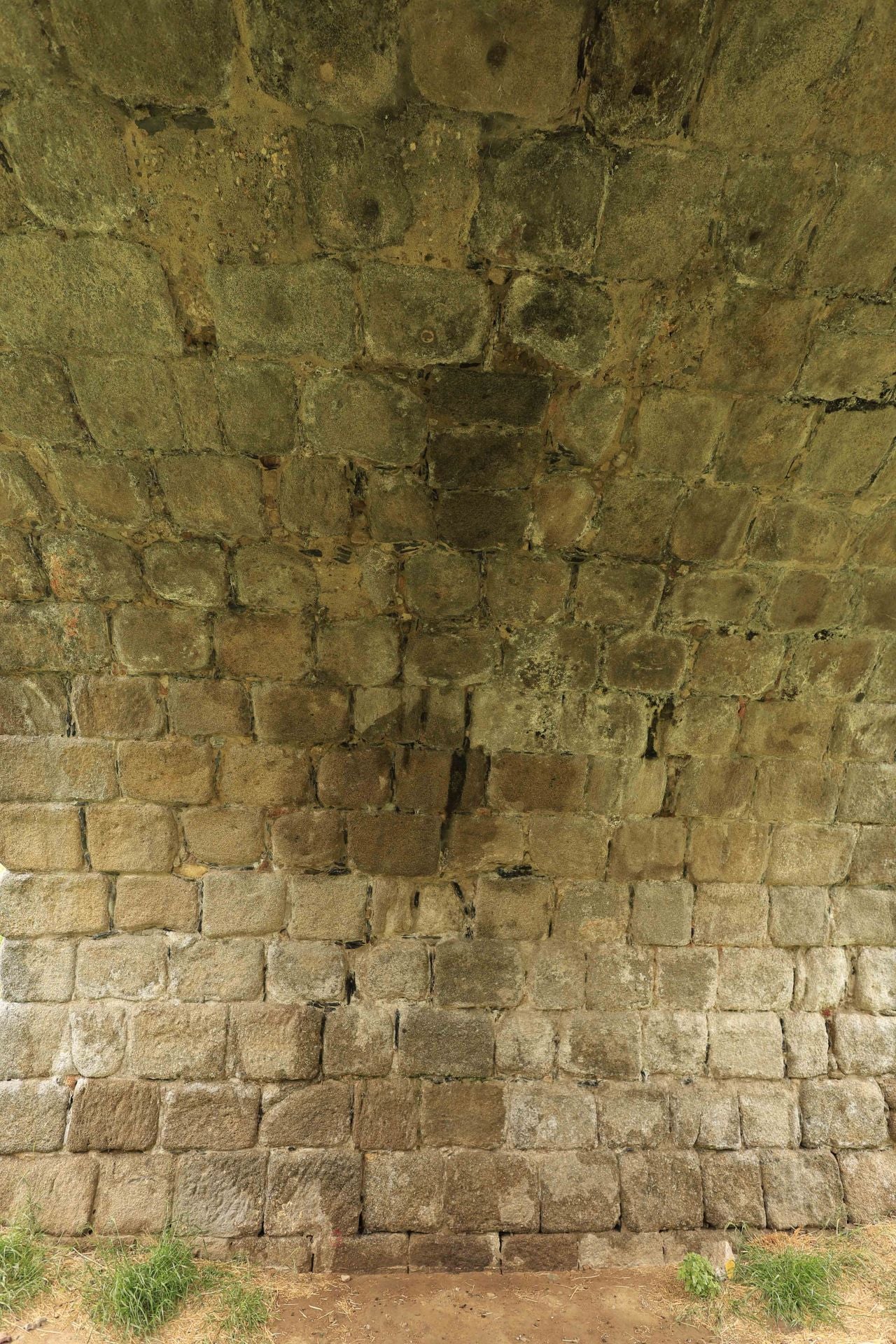 Los daños del Puente Romano de Salamanca que sobrevive a 2.000 años sobre el Tormes