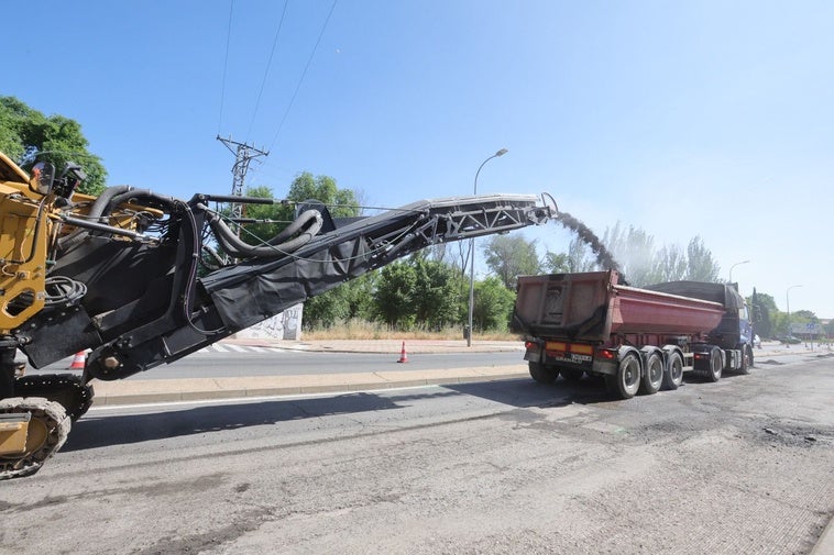 Fresado del carril lleno de baches de la avenida de Lasalle.