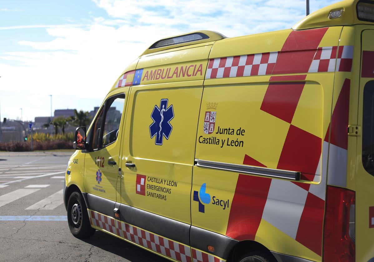 Ambulancia saliendo de urgencias del hospital