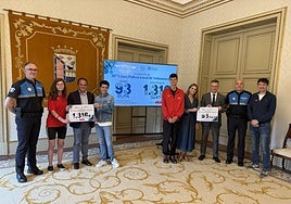 Momento de la entrega de los cheques a AVIVA y al Banco de Alimentos de Caja Rural.