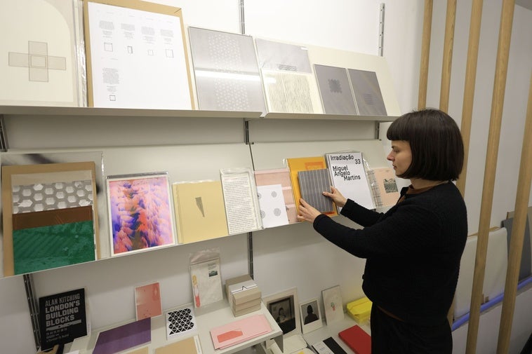 Laura Pilar Delgado en su estudio de edición en Salamanca junto a alguna de sus obras.