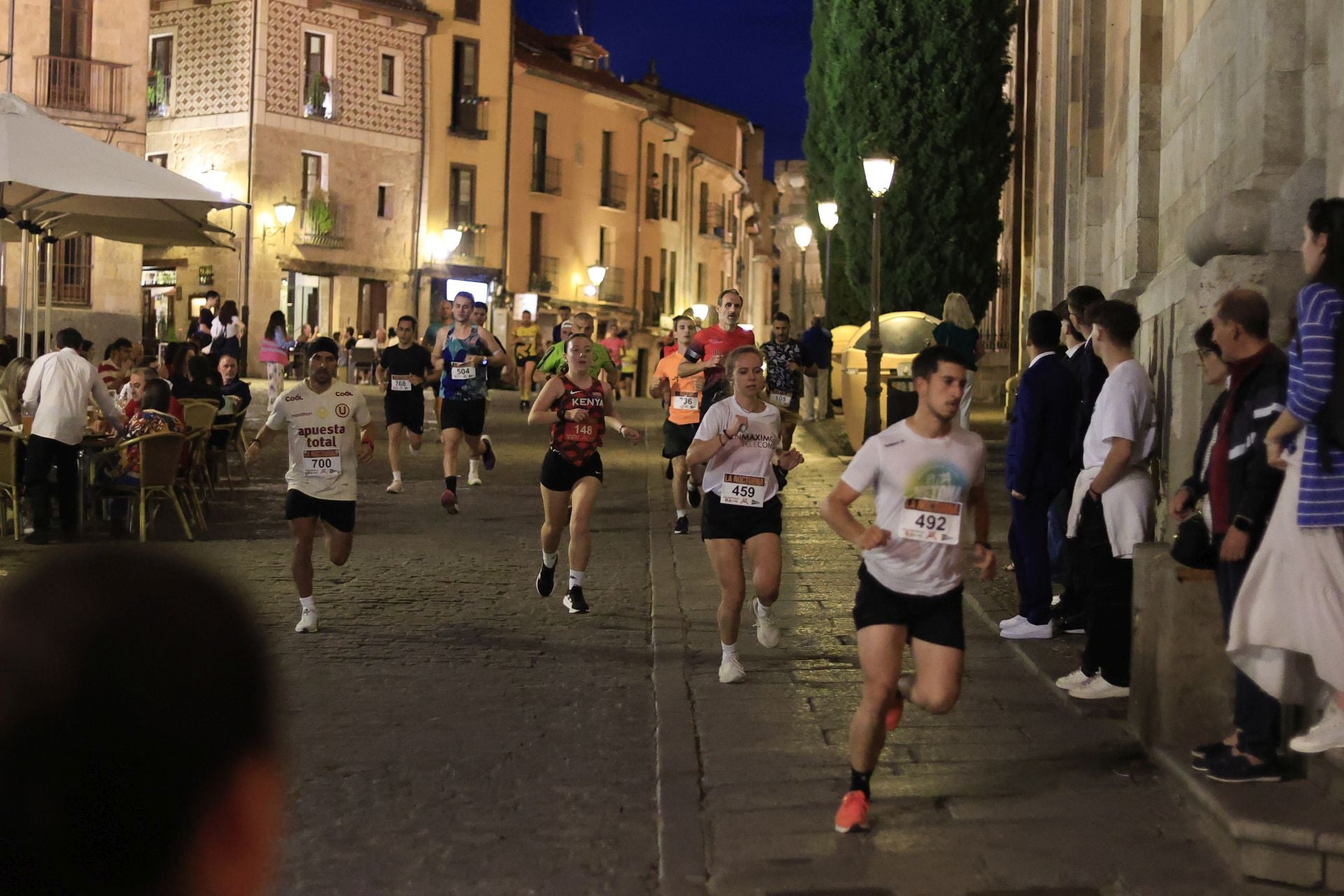 En imágenes la carrera nocturna que llena las calles de Salamanca en su XXV edición