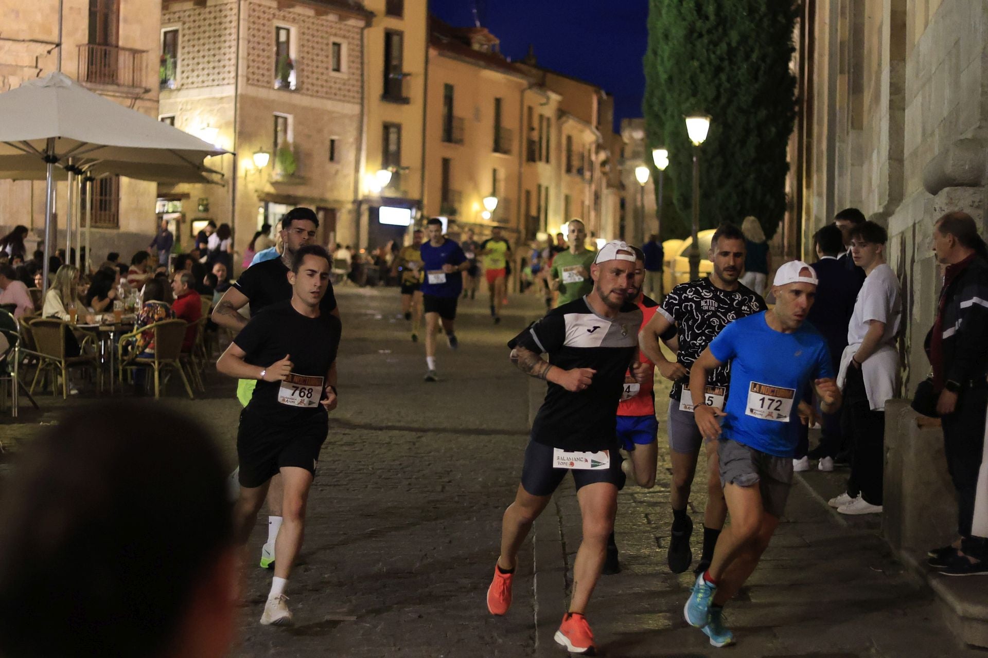 En imágenes la carrera nocturna que llena las calles de Salamanca en su XXV edición