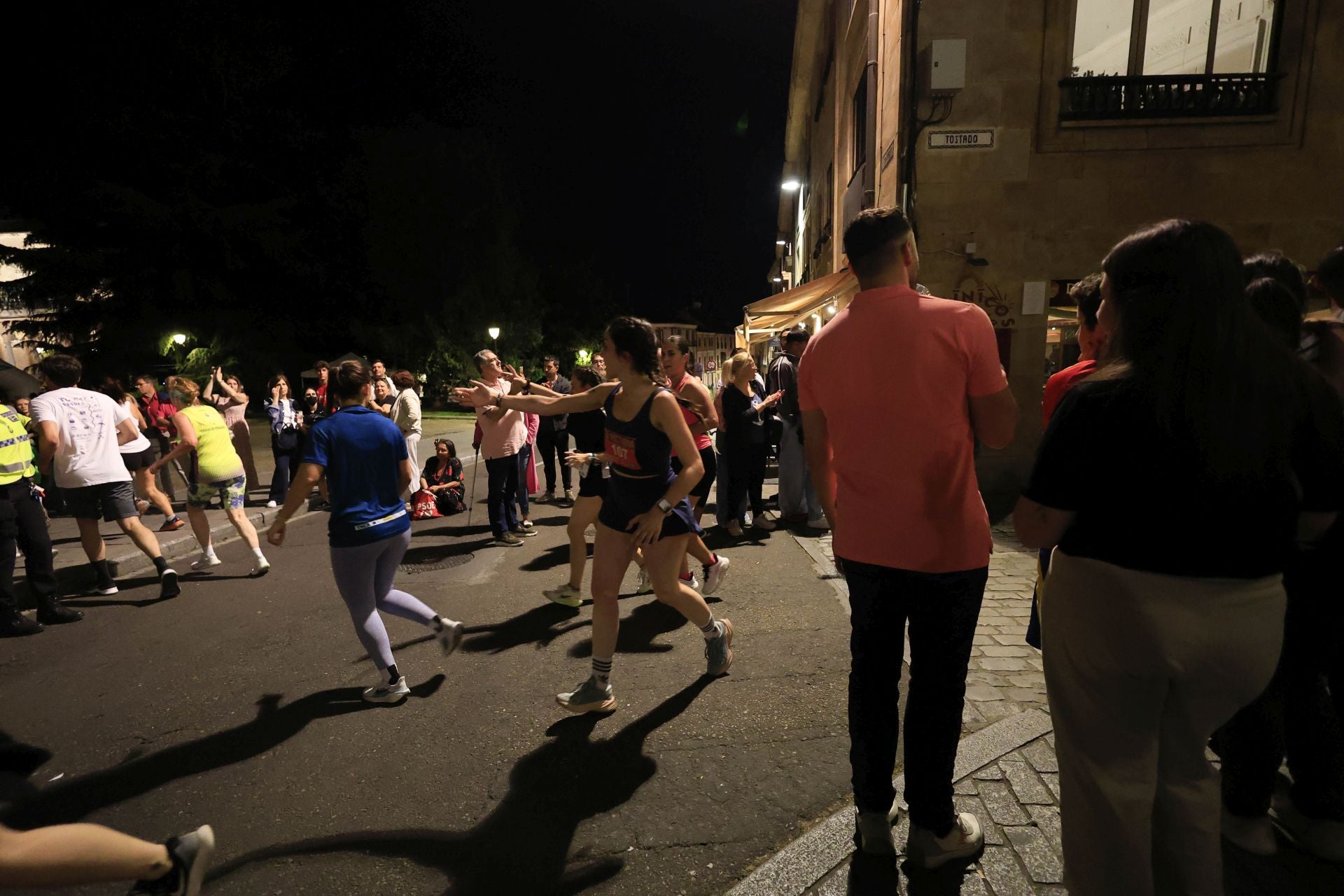 En imágenes la carrera nocturna que llena las calles de Salamanca en su XXV edición