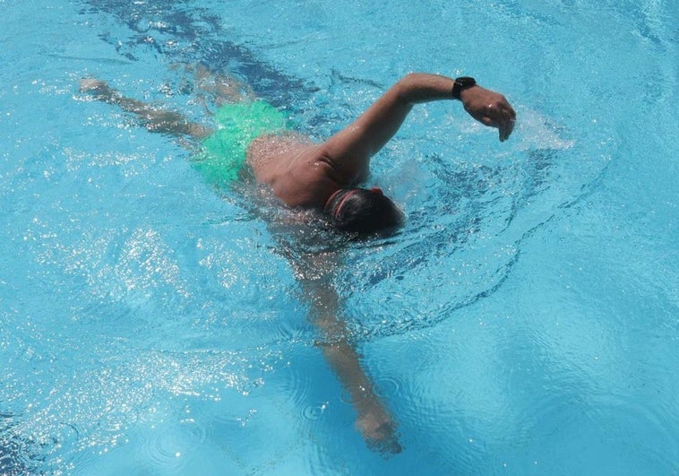 Hombre nadando en las piscinas del complejo deportivo Rosa Colorado