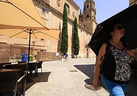 Turista se protege del sol con un paraguas