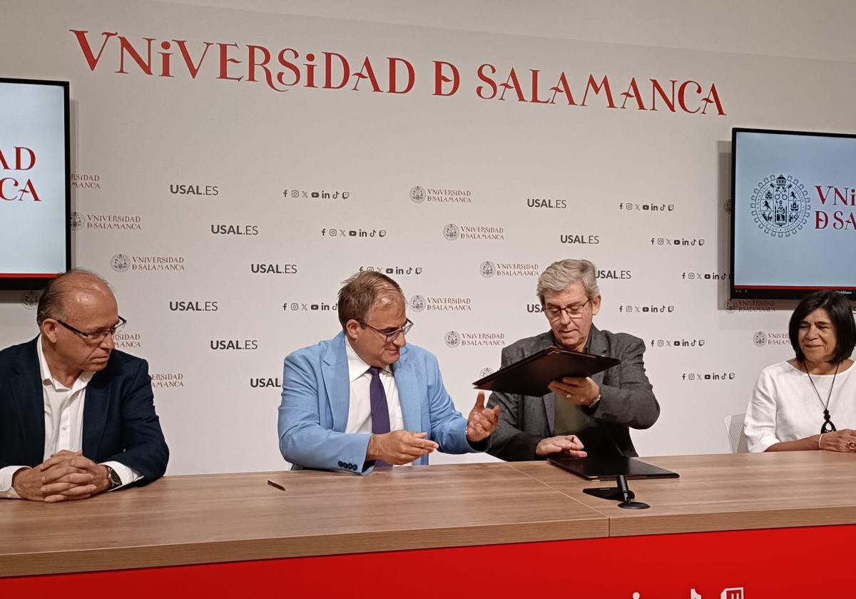 Momento de la firma del acuerdo de colaboración entre ambas instituciones.