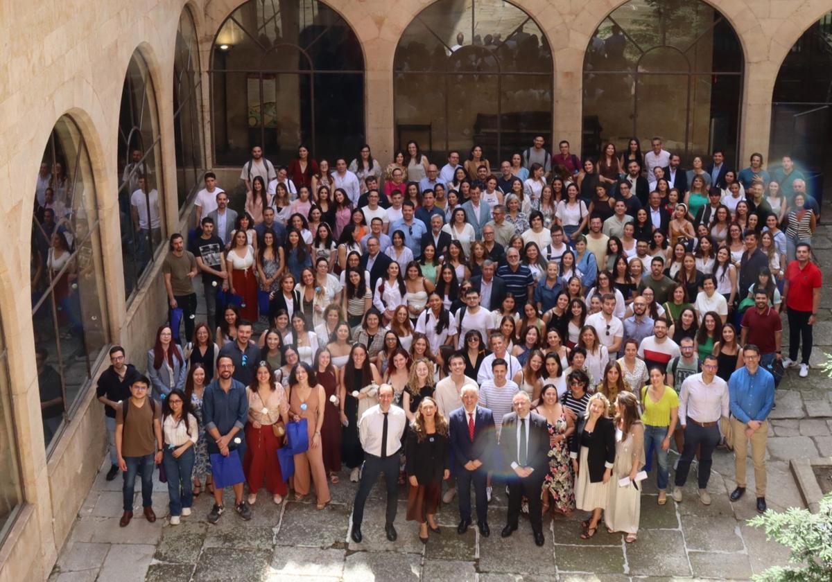 El Hospital de Salamanca celebra el acto de bienvenida y despedida de sus residentes
