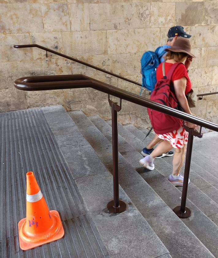 Imagem secundária 2 - As novas escadas de Pinto têm lajes de toque e os outros dois granitos pretos de estréia e os corrimãos que são o mesmo design para as três escadas.