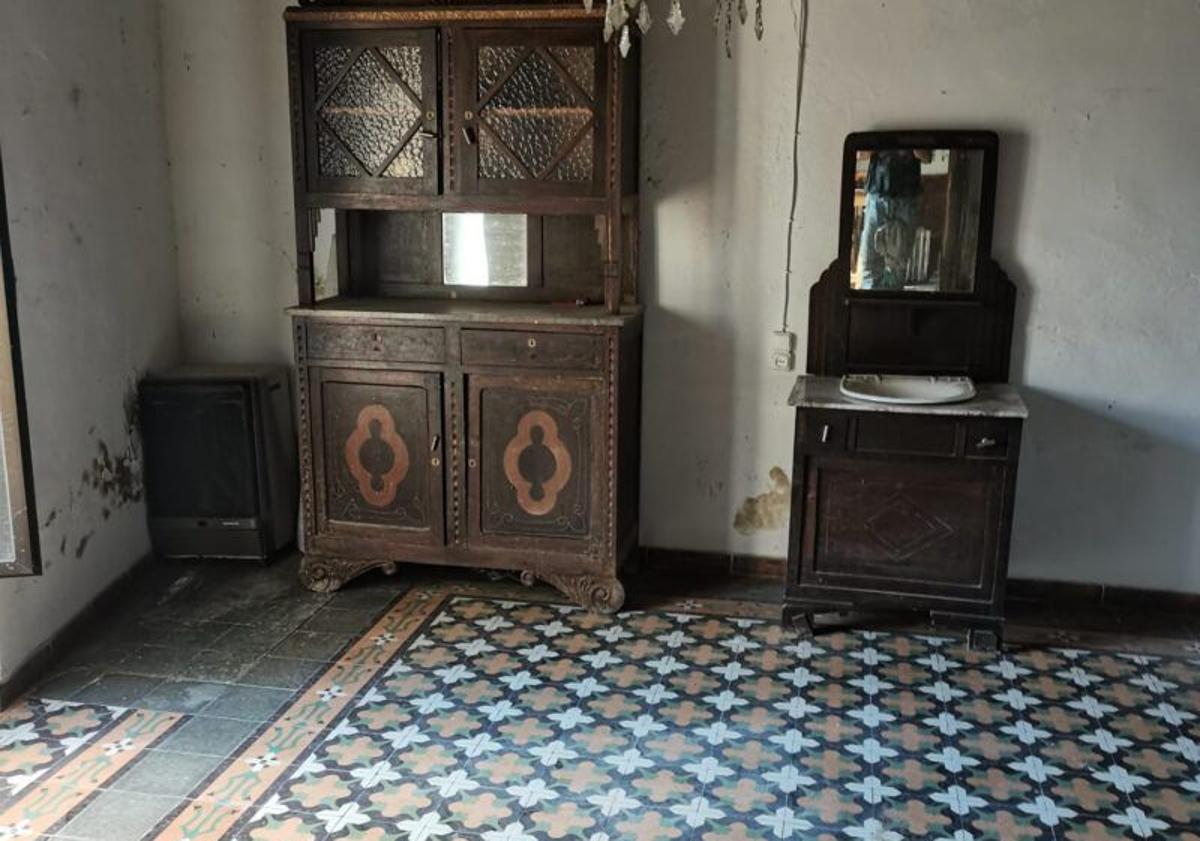 Imagem principal - piso de azulejos, exterior da casa e uma das canetas.