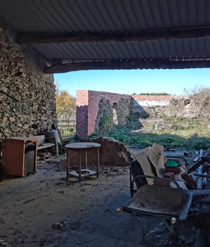 Imagem secundária 2 - terra de prata, exterior da casa e uma das canetas.