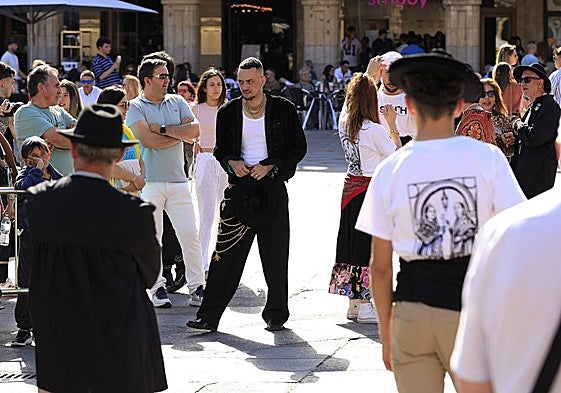 Ángel Lemus junto con parte del equipo en la Plaza Mayor de Salamanca durante la grabación del videoclip.