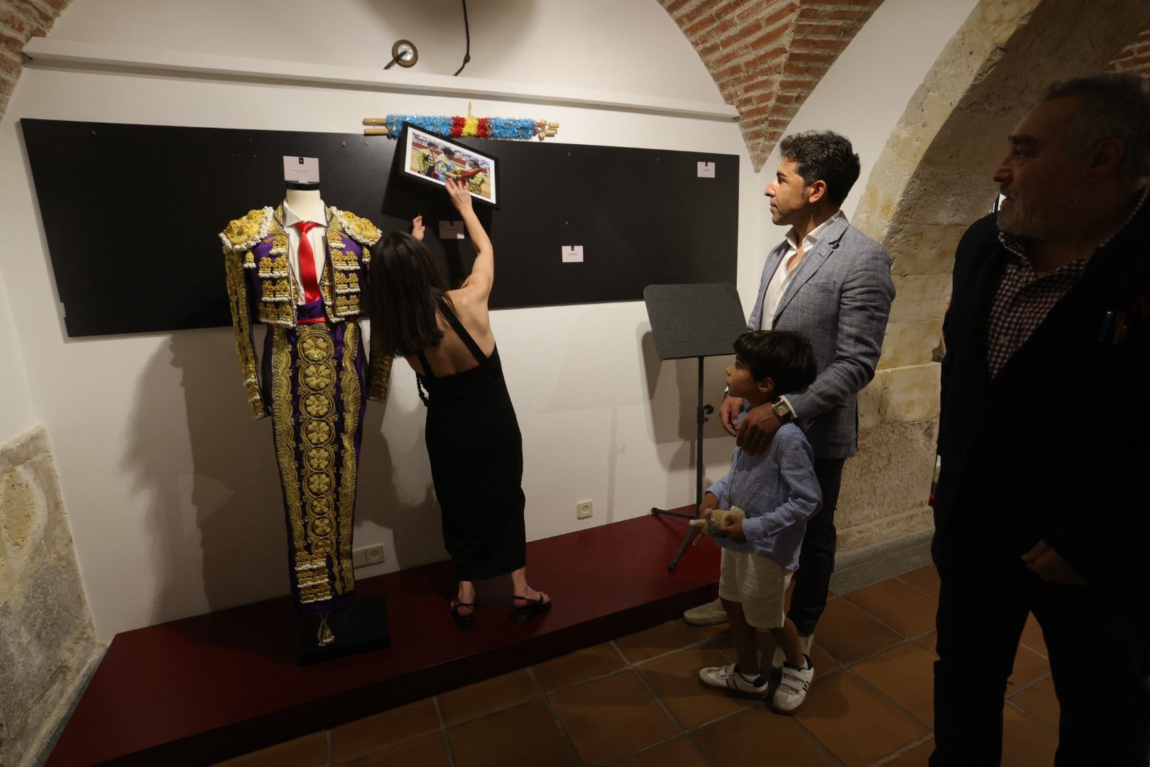 El torero Javier Valverde dona al Museo Taurino un traje de luces nazareno