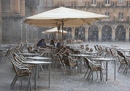 Fuerte tormenta en la Plaza Mayor de Salamanca en una imagen de archivo.