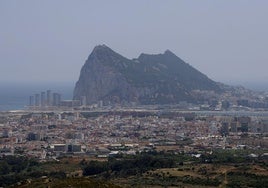 Un histórico acuerdo sobre Gibraltar elimina la verja y los registros en la frontera