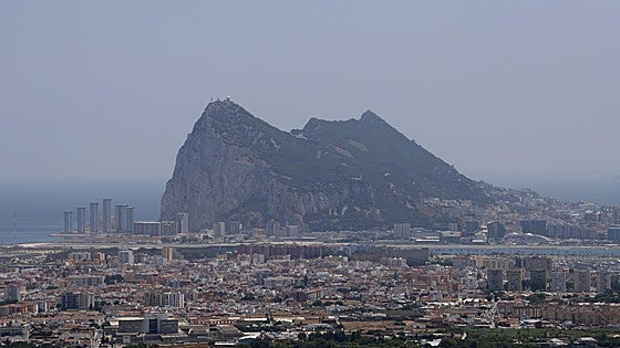Un histórico acuerdo sobre Gibraltar elimina la verja y los registros en la frontera