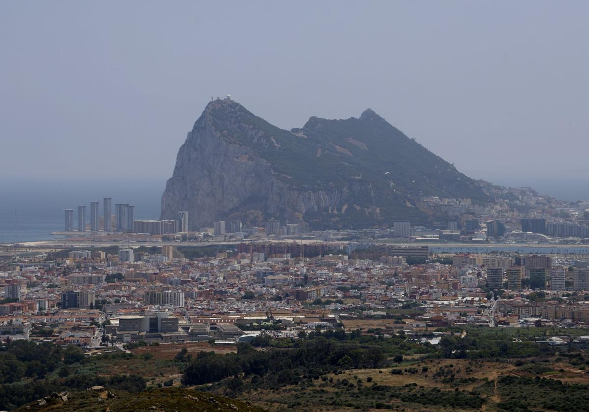 Un histórico acuerdo sobre Gibraltar elimina la verja y los registros en la frontera
