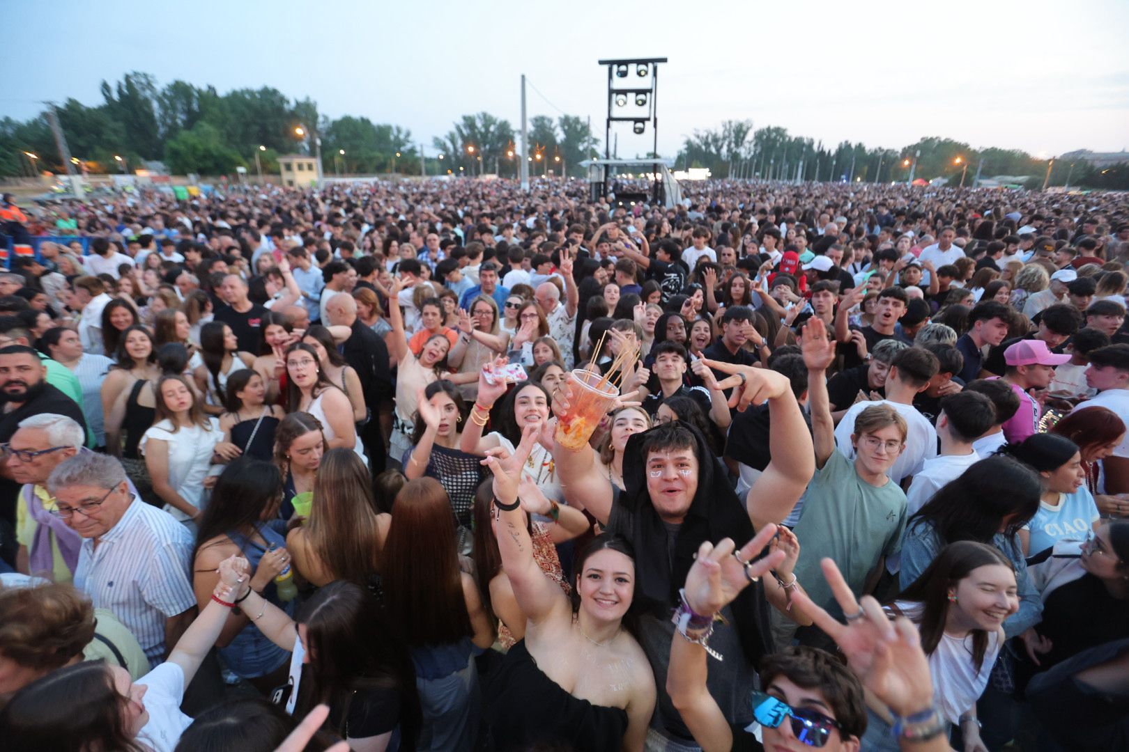 El ambiente de Panorama en Salamanca: colas, chiringuitos a tope y ganas de fiesta