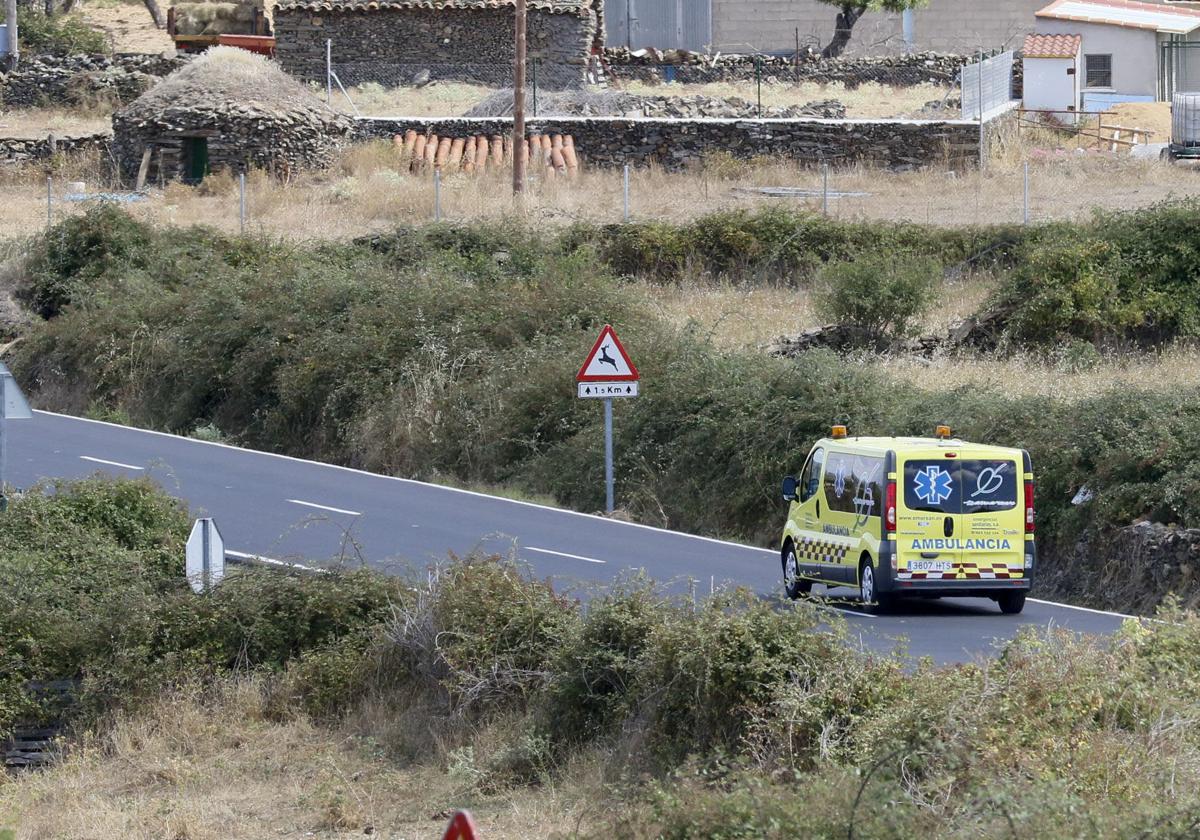 Un hombre queda atrapado en el interior del coche tras salirse de la vía en Villarmayor