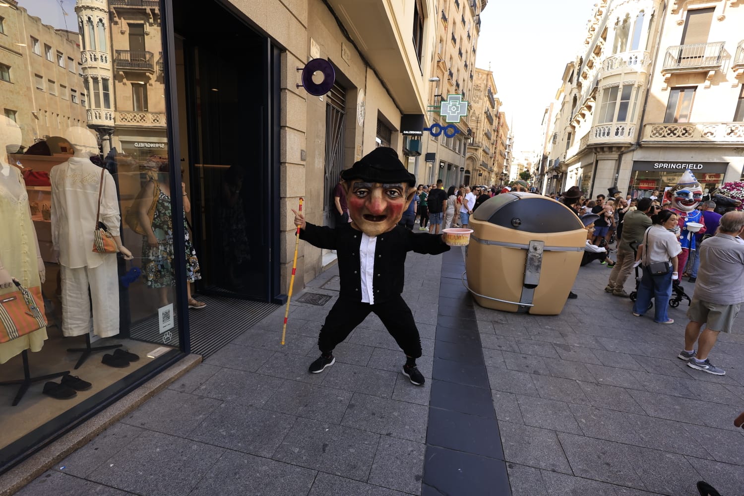 Gigantes y Cabezudos toman las calles del centro de Salamanca