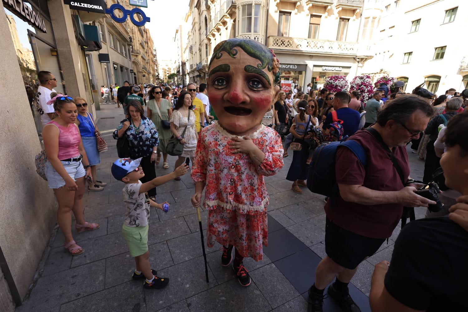 Gigantes y Cabezudos toman las calles del centro de Salamanca