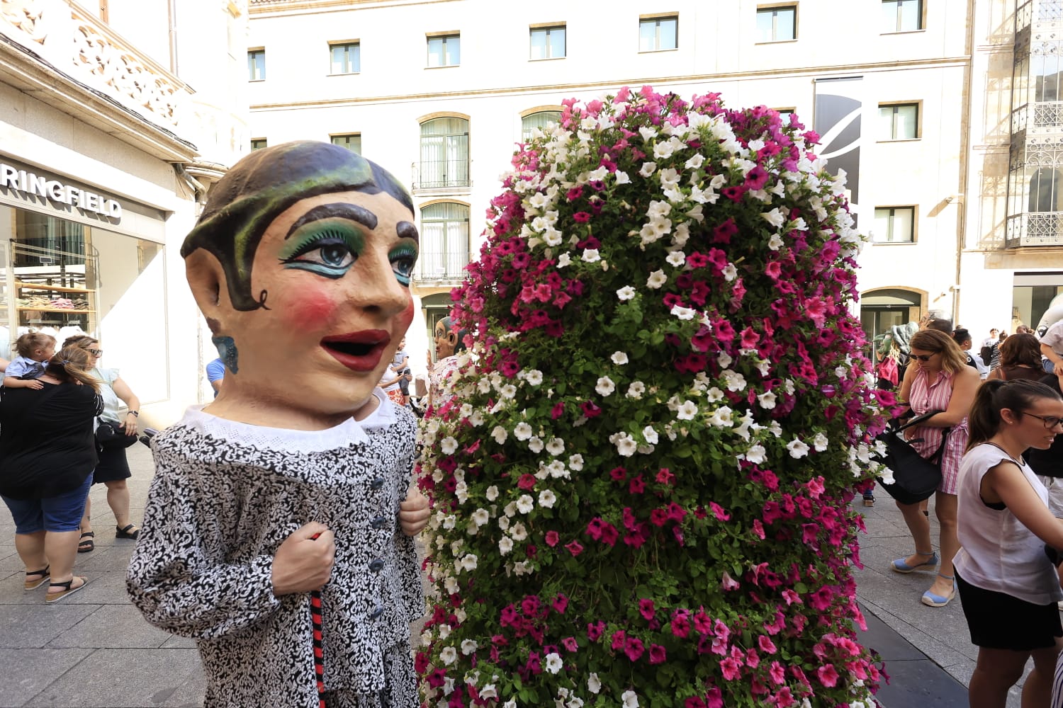 Gigantes y Cabezudos toman las calles del centro de Salamanca