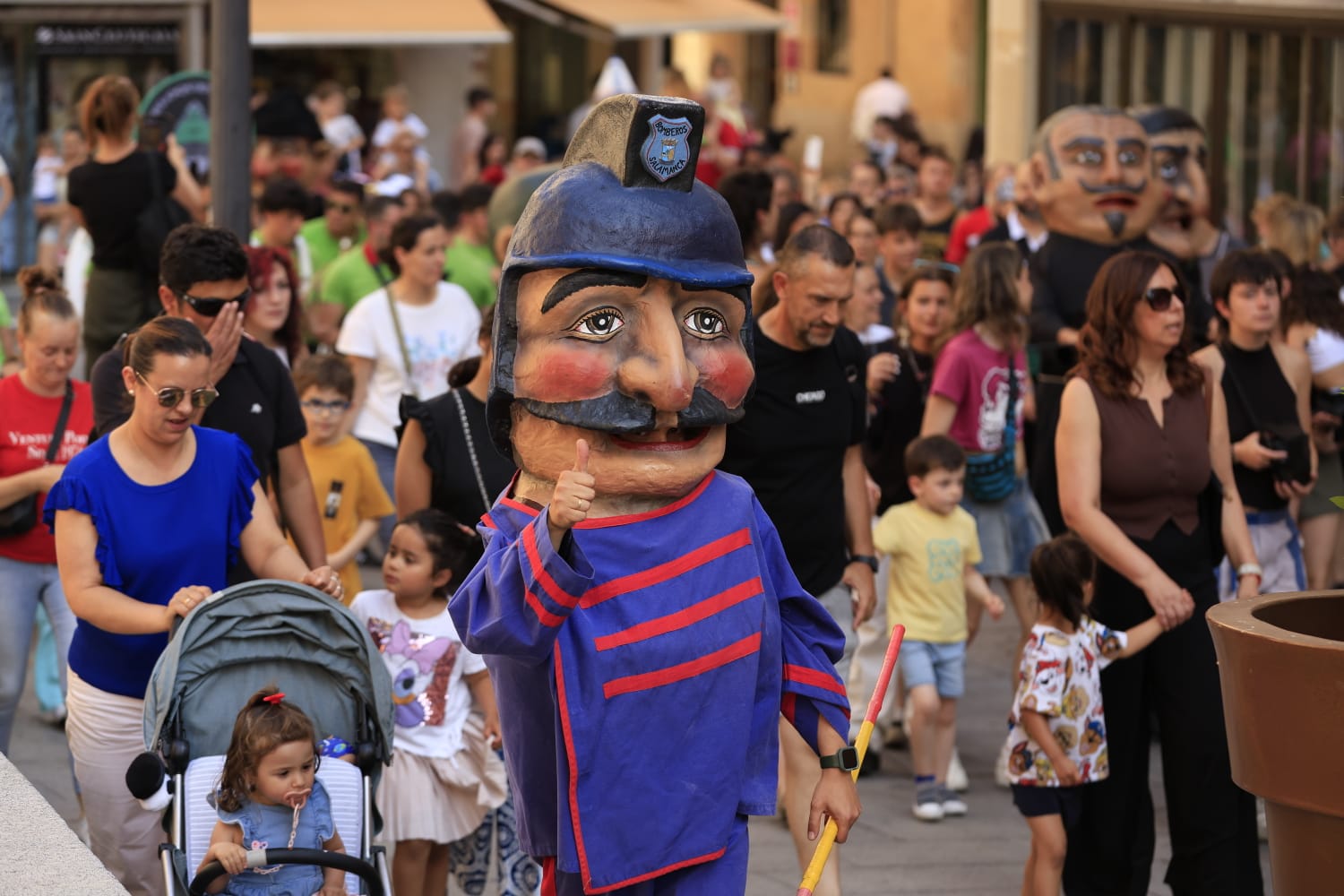 Gigantes y Cabezudos toman las calles del centro de Salamanca
