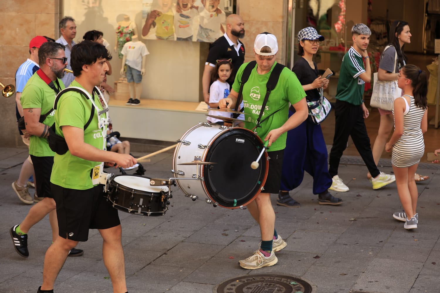 Gigantes y Cabezudos toman las calles del centro de Salamanca