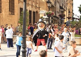 Gigantes y Cabezudos toman las calles del centro de Salamanca