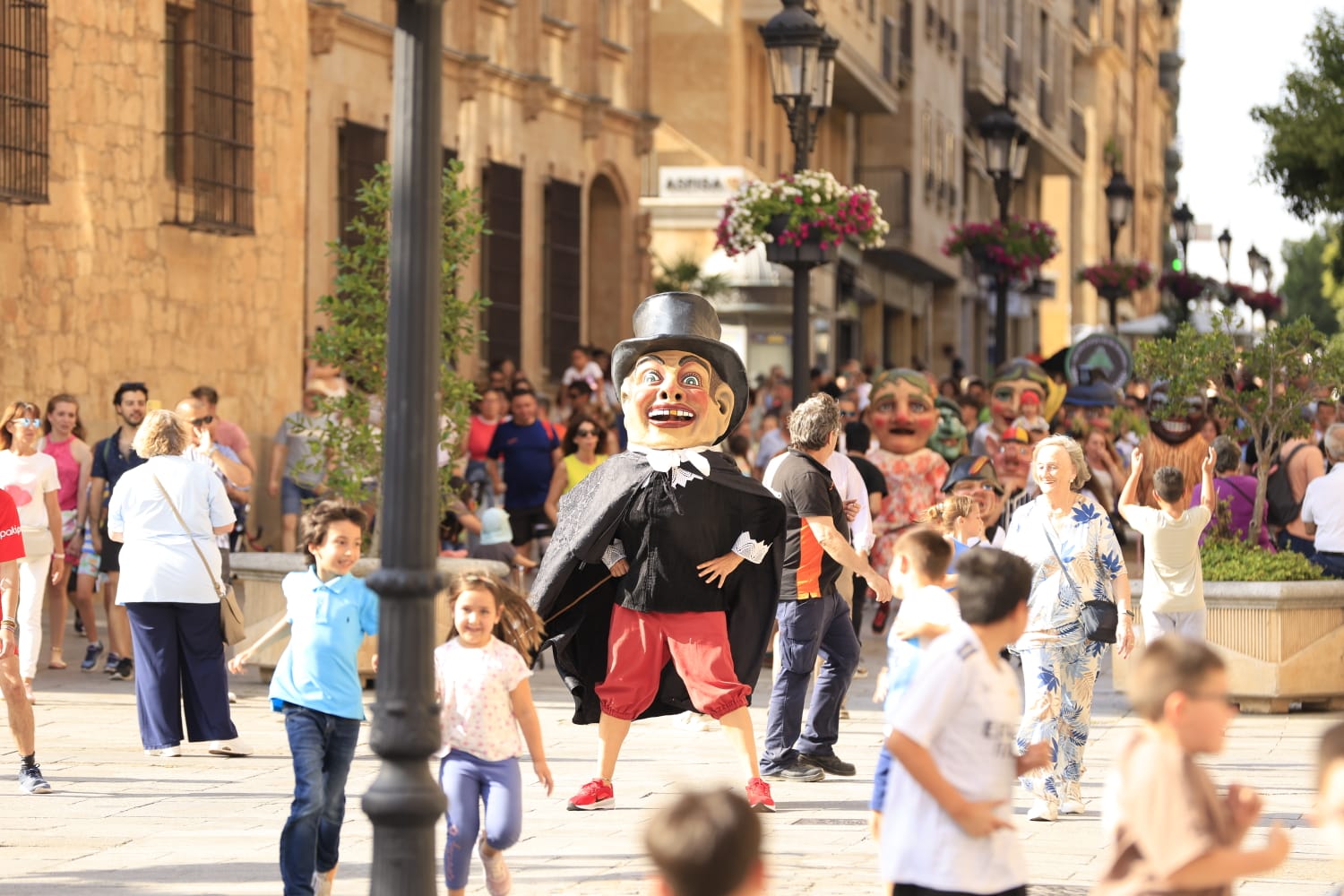 Gigantes y Cabezudos toman las calles del centro de Salamanca