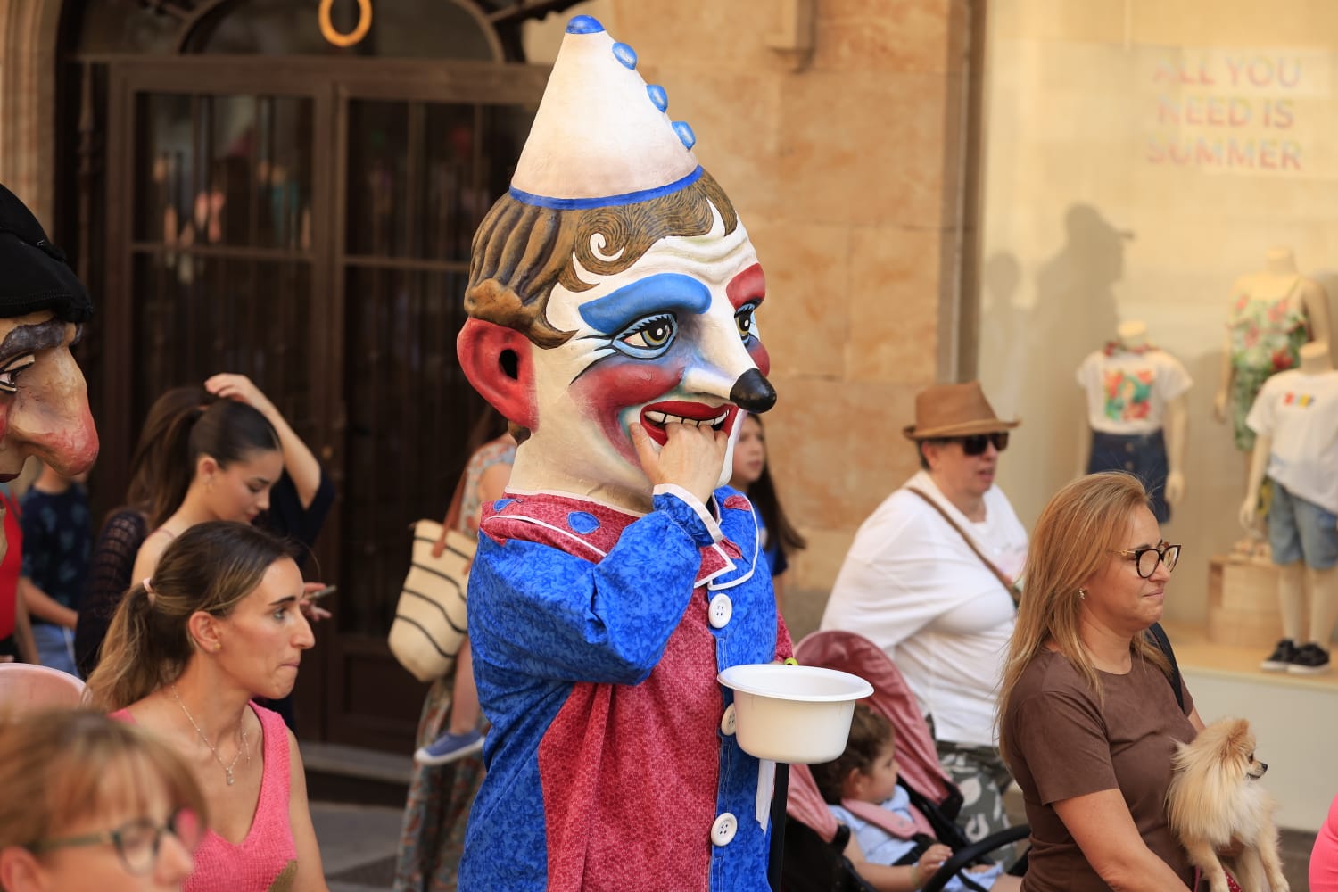 Gigantes y Cabezudos toman las calles del centro de Salamanca
