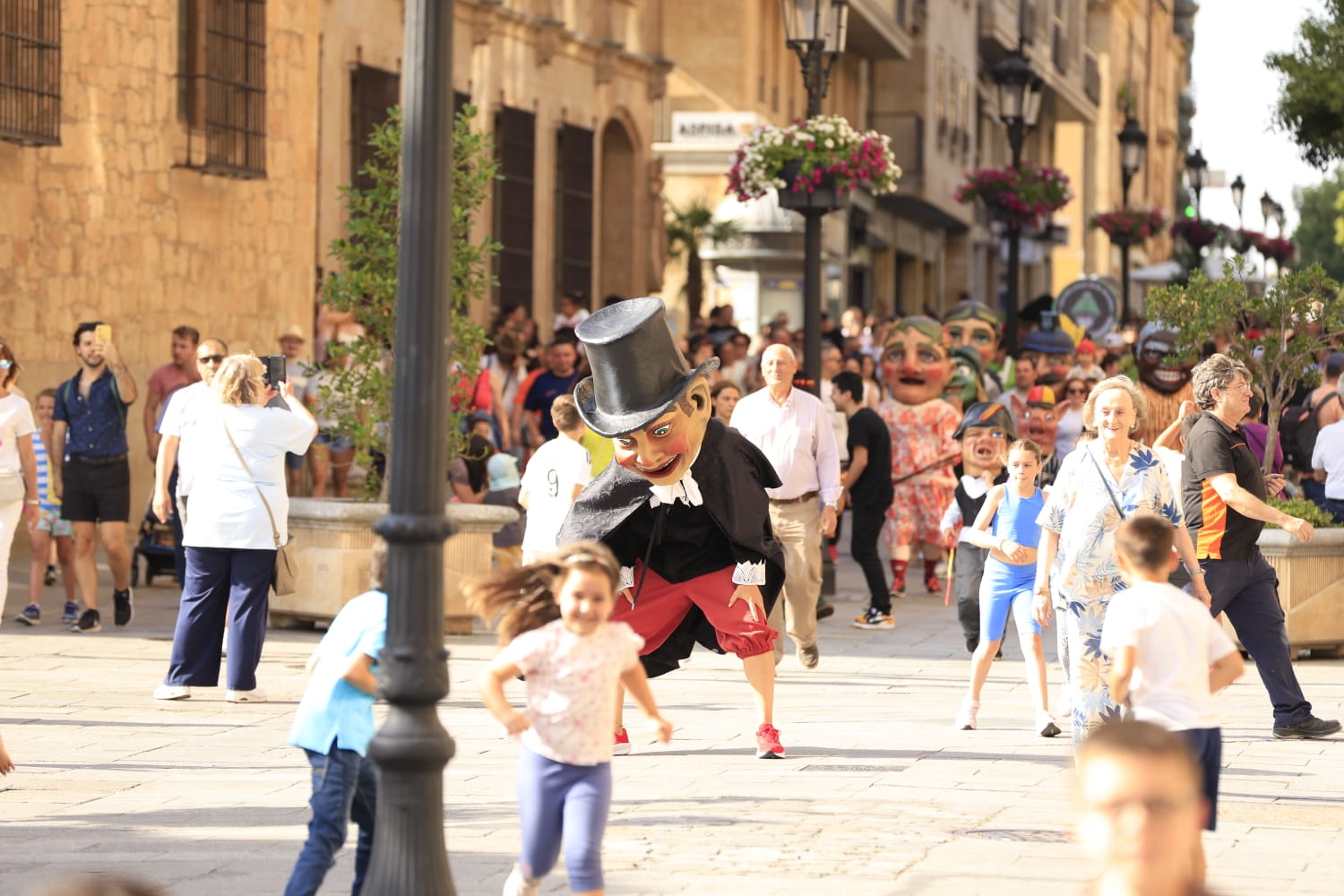 Gigantes y Cabezudos toman las calles del centro de Salamanca