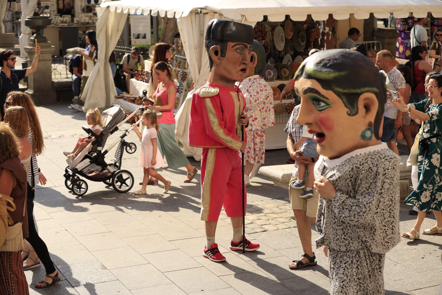 Gigantes y Cabezudos toman las calles del centro de Salamanca