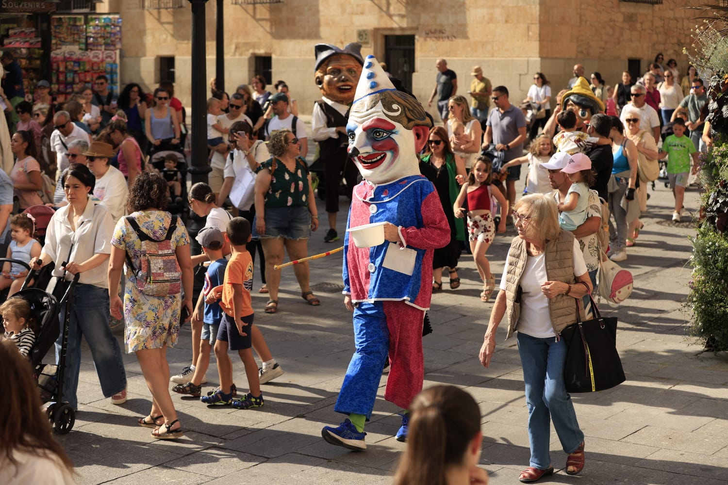 Gigantes y Cabezudos toman las calles del centro de Salamanca