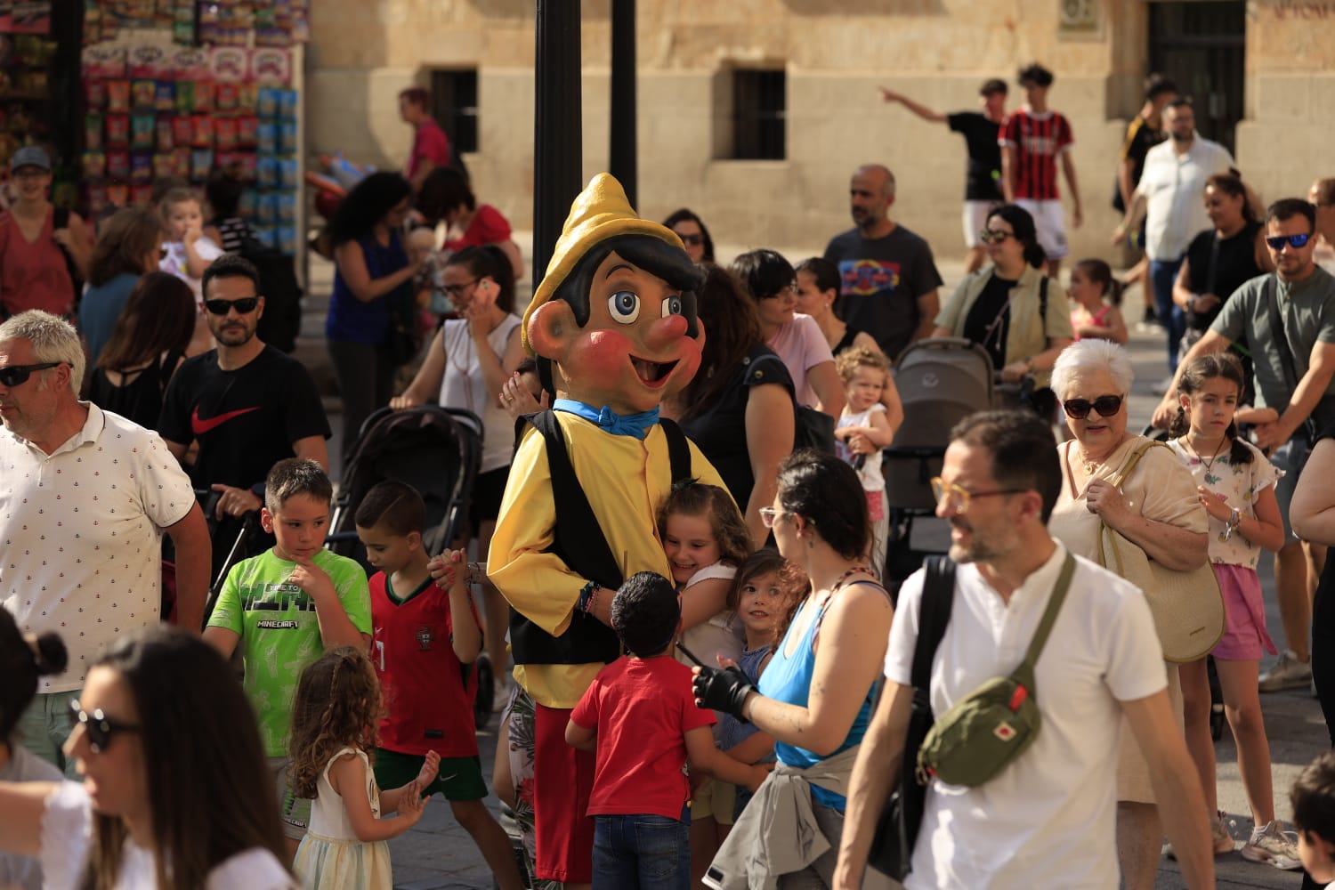 Gigantes y Cabezudos toman las calles del centro de Salamanca