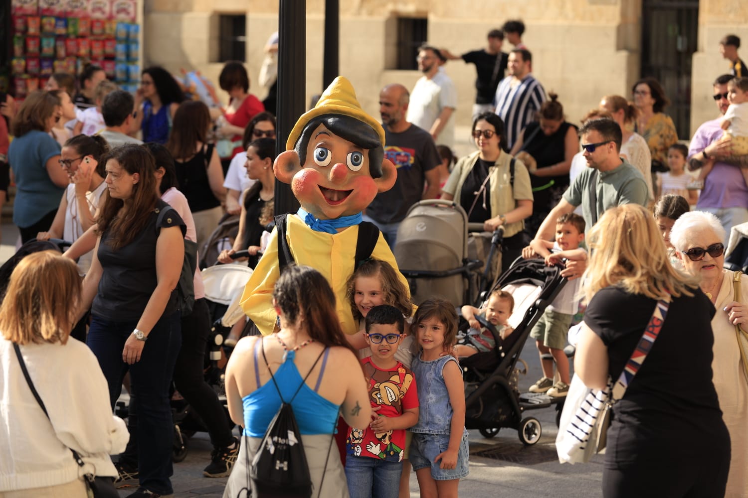 Gigantes y Cabezudos toman las calles del centro de Salamanca